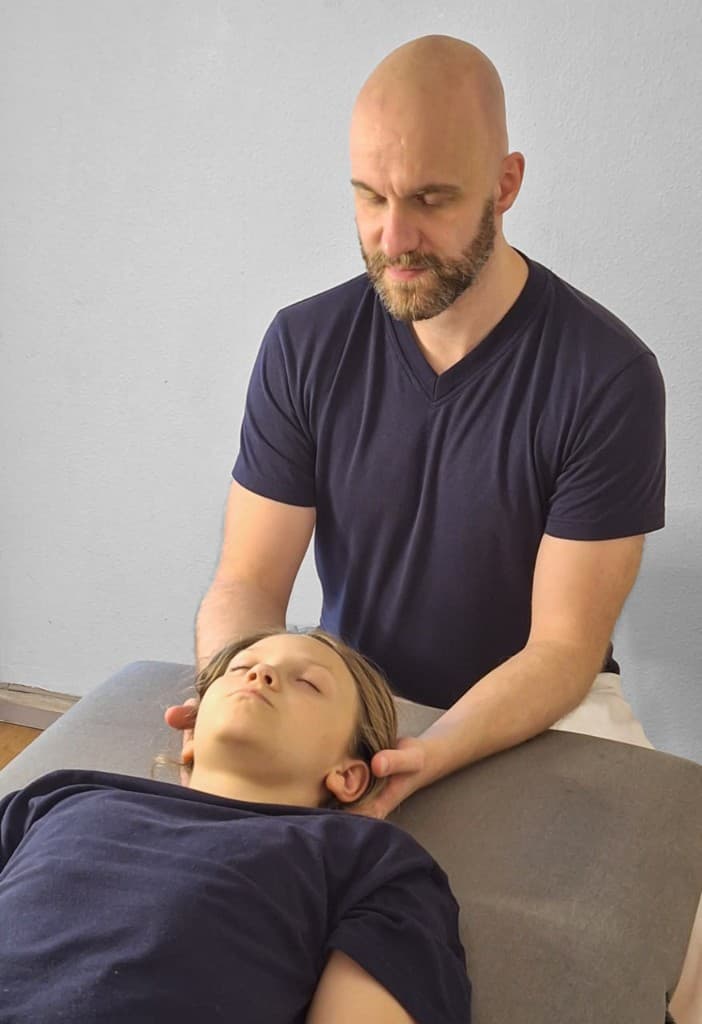 Fridolin Benjamin Buchmeier, autoriseret osteopat, i behandling